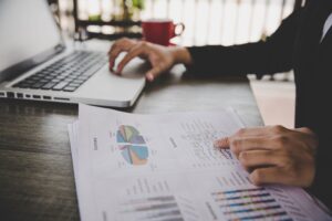 businesswoman-sitting-desk-work-with-financial-documents-company-mindre